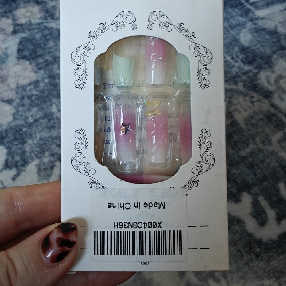 Assorted Press On Nails Set - Picture 3 of 6